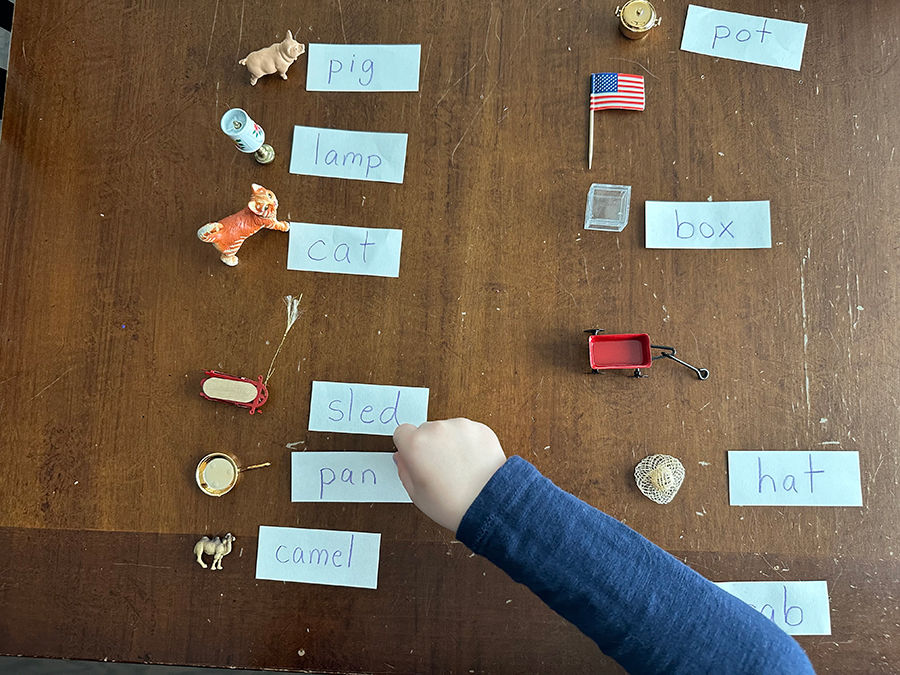 reading words, Montessori, object game